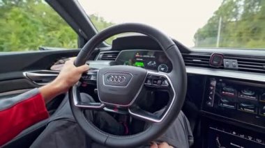 VINNITSA, UKRAINE - Eylül 2019: SUV Audi e-tron. Kontrollü ve direksiyonlu iç detay görünümü.