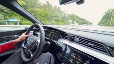 VINNITSA, UKRAINE - Eylül 2019: Audi e-tron Sportback Concept four wheel drive electric SUV. Kontrollü iç detay görünümü