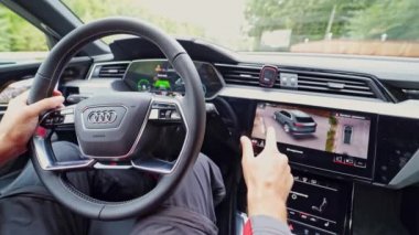 VINNITSA, UKRAINE - Eylül 2019: Dümeni ve büyük ekranlı Audi e-tron arabasının içi. Yeni model bir SUV Audi e-tron sunumu