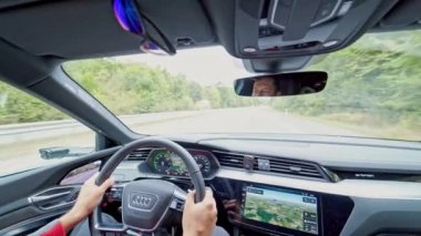 VINNITSA, UKRAINE - Eylül 2019: Audi e-tron Audi tarafından üretilen tam elektrikli bir lüks SUV. Audi E-Tron ilk elektrikli SUV, iç görünüm, tekerlek, torpido.