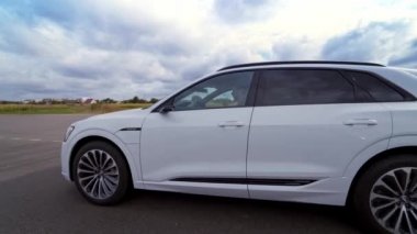 VINNITSA, UKRAINE - Eylül 2019: Audi e-tron Sportback Concept four wheel drive electric SUV. Yeni bir araba modelinin sunumu