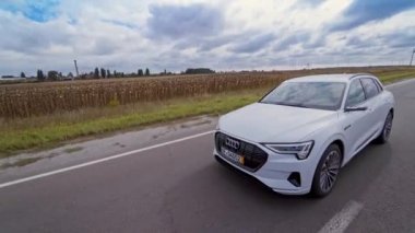 VINNITSA, UKRAINE - Eylül 2019: beyaz bir Audi e-tron sunumu, kompakt lüks bir SUV. Satılık modern arabalar.