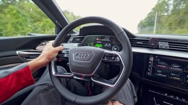 Vinnitsa Ukraine Wrzesień 2019 Suv Audi Tron Widok Wnętrza Sterowaniem — Wideo stockowe