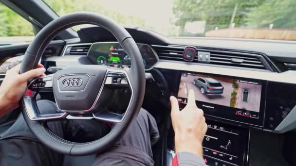 Vinnitsa Ukraine Eylül 2019 Dümeni Büyük Ekranlı Audi Tron Arabasının — Stok video