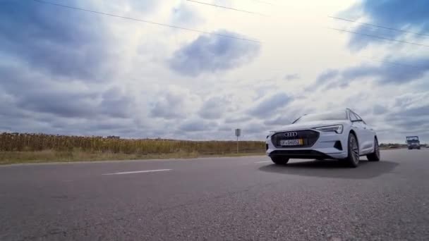 Vinnitsa Ukraine 9月2019 ホワイトアウディ電子トロン コンパクト高級クロスオーバーSuvのプレゼンテーション 販売のための現代の新しい車 — ストック動画