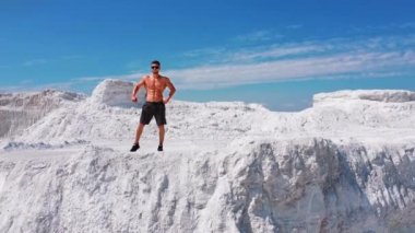 Profesyonel vücut geliştirici pozu. Açık hava sporu kavramı. Hava görünümü.
