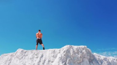 Profesyonel vücut geliştirici pozu. Açık hava sporu kavramı. Hava görünümü.