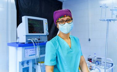 Mekanik havalandırma donanımı. Sonuçlarla birlikte ekran. Zatürree teşhisi. Ciğerlerin oksijenle havalandırılması. COVID-19 ve koronavirüs teşhisi. Salgın.