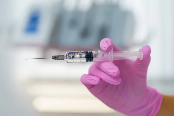 Konsep Medis Dengan Jarum Suntik Untuk Vaksinasi Terisolasi Pada Latar — Stok Foto