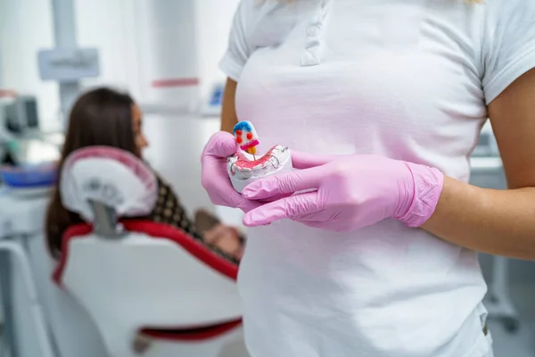 Der Zahnarzt Hält Prothesen Den Händen Zahnprothese Den Händen Des — Stockfoto