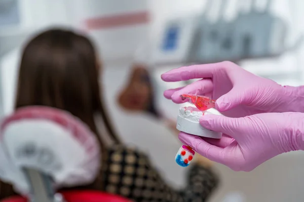 Gros Plan Des Mains Médecin Gants Bleus Tiennent Modèle Artificiel — Photo