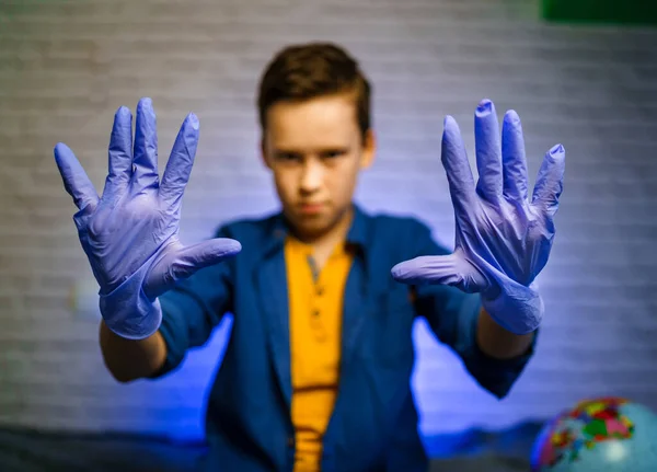 Хлопчик Носить Медичні Гумові Рукавички Хлопець Тримає Руки Гумових Рукавичках — стокове фото