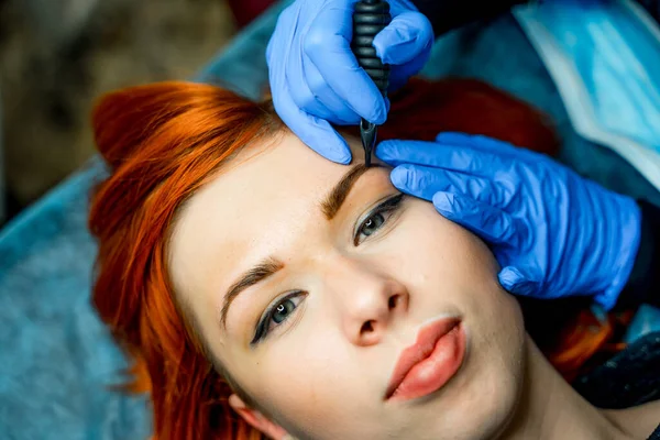 Young Woman Undergoing Procedure Permanent Eyebrow Makeup Tattoo Salon Beautician — Stock Photo, Image