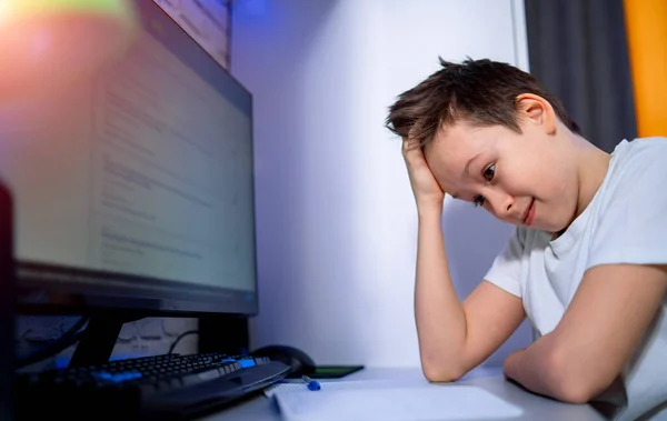 Adolescente Que Estudia Casa Niño Computadora Haciendo Pruebas Estudia Cuarentena —  Fotos de Stock