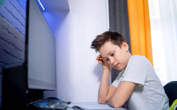 Adolescente Entediado Estudando Computador Fazer Testes Cansado Entediado Estudo Quarentena — Fotografia de Stock