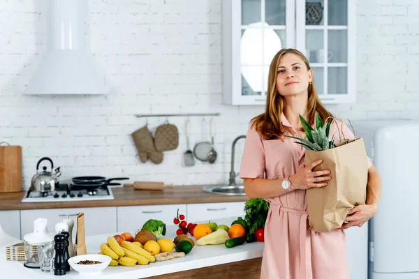 Kvinnan Med Mataffärspaketet Händerna Köksbakgrund Ung Kvinna Med Hälsosam Mat — Stockfoto