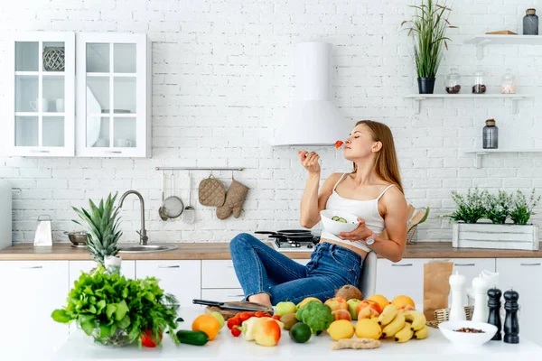 Hälsosam Kost Vacker Kvinna Som Äter Färsk Ekologisk Vegetarisk Sallad — Stockfoto