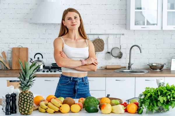 Conceito Dieta Mulher Bonita Perto Cozinha Com Comida Saudável Frutas — Fotografia de Stock