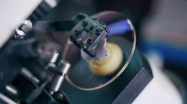 Mercek üretimi için modern ekipman. Laboratuvarda gözlük yapan bir uzman. Yakın plan..