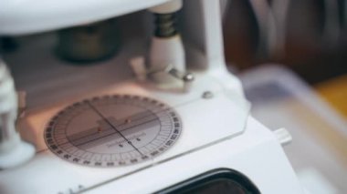 Optisyen gözlükler için yeni lens yapıyor. Laboratuvarda gözlük üretimi için modern ekipman. Yakın plan..