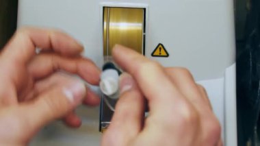 Gözlük için lens üretimi. Gözlükçünün özel bir enstrümanla gözlük merceği yaptığı yakın çekim elleri. Yakın plan..