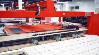 İçerideki sanayi fabrikaları ve makineler. Modern fabrikanın içinde robot ekipmanları var. Otomatik imalatın içi.