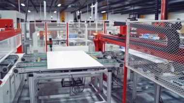 Modern endüstriyel fabrika. Otomatik makineler fabrikada çalışıyor. Robot ekipmanların işleyişi.