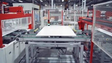 Modern fabrikada yeni detaylar geliştirme süreci. Otomatik endüstriyel fabrikanın içi. Fabrikada robotik ekipman.