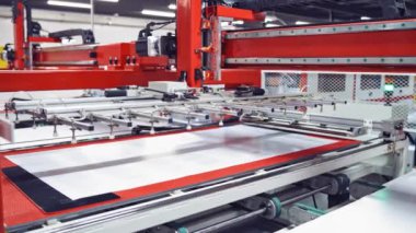 Modern bir fabrikanın içindeki otomatik makine. Endüstriyel fabrikanın içi. İçerideki modern ekipmanlar.