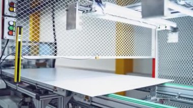 Modern fabrikada yeni şeyler geliştirme süreci. Otomatik endüstriyel fabrikanın içi. Robot ekipmanları çalışıyor.