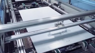 Otomatik üretim. Endüstriyel iç mekan, modern bir fabrikada taşıyıcı..