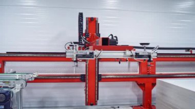 Otomatik makine yeni bir fabrikada çalışıyor. Modern teknolojiler ve yenilikçi fabrikalar.