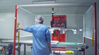 Otomatik endüstriyel ekipman. Modern bir fabrikadaki üretim sürecini işçiler kontrol ediyor. Bir robot fabrikasının içi..