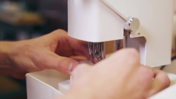 Spécialiste Travaillant Avec Des Lentilles Pour Lunettes Sur Une Machine — Video