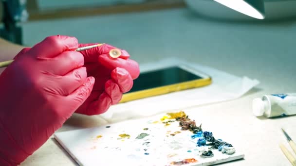 Медицинский Работник Рисует Искусственный Протез Глаза Руки Доктора Красных Перчатках — стоковое видео