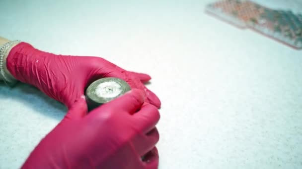 实验室工作人员取出人造眼睛 戴着粉色手套 手握现成假眼的女性手 — 图库视频影像