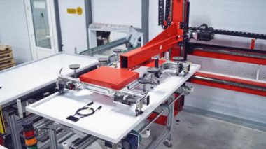 Fabrikadaki modern teknoloji. Kapalı alanda çalışma sırasında otomatik ekipman.