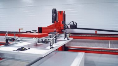 Modern endüstriyel santralin içinde robot ekipmanları var. Fabrikada yenilikçi bir cihaz. Çağdaş fabrika içi.