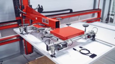 Çağdaş robot ekipmanları bir fabrikada. Modern bir endüstriyel fabrikada yeni detaylar oluşturma süreci. Yakın plan..