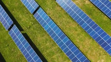 Güneş panellerinin en üst görüntüsü. Güneş enerjisi üretim tesisi açık havada. Kameranın yuvarlak hareketi.