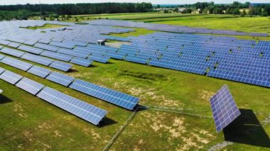 Kırsal kesimde yeni bir güneş sisteminin havadan görüntüsü. Açık havada yenilenebilir enerji santrali. Alternatif enerji.
