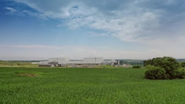 Voando Sobre Campo Verde Uma Planta Industrial Território Moderno Complexo — Vídeo de Stock