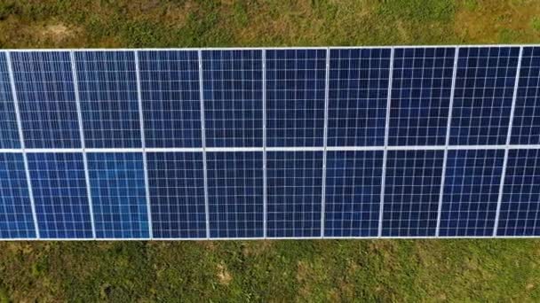 Panel Solar Sobre Fondo Hierba Energía Limpia Alternativa Cámara Mueve — Vídeo de stock