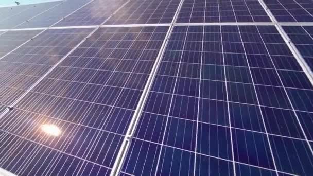 Närbild Solpanel Solljus Alternativ Energikälla Innovativ Solcellspanel Blå Himmel Med — Stockvideo