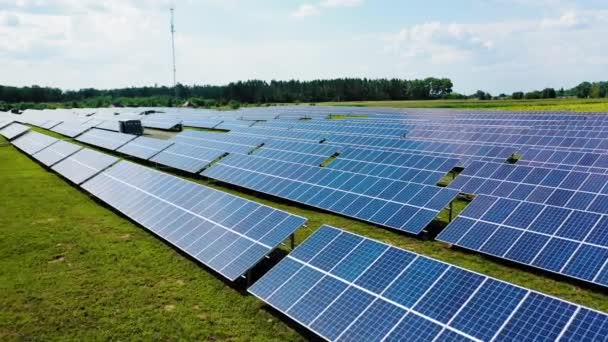 田里成排的太阳能电池板 太阳能在一个农场的太阳能电池板上制造清洁的电力 摄像头向前移动 慢动作 — 图库视频影像