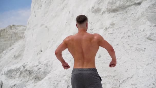 Achteraanzicht Van Atleet Met Gespierd Lichaam Buiten Gezond Lichaam Van — Stockvideo