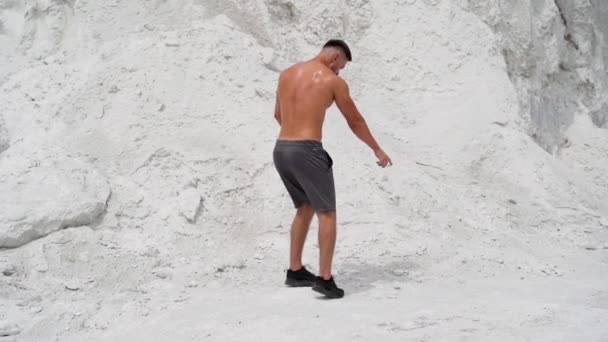 Ett Långt Porträtt Kroppsbyggare Utomhus Ung Man Med Muskulös Kropp — Stockvideo