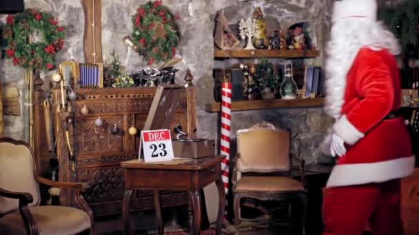 Άγιος Βασίλης Αλλάζει Σελίδα Ημερολογίου Δεκεμβρίου Χριστουγεννιάτικο Διακοσμημένο Δωμάτιο Και — Αρχείο Βίντεο
