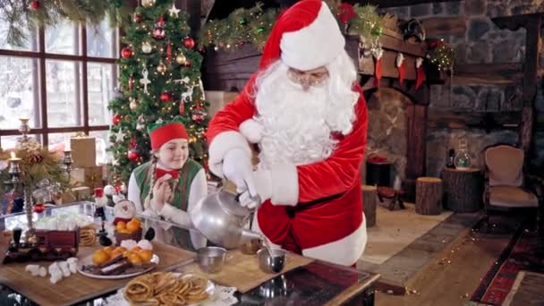 Santa Varnou Konvicí Elf Vánoční Strom Pozadí Šťastná Elfka Dívá — Stock video