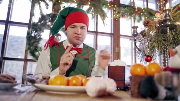Elf Flămând Bea Masă Crăciun Elf Sex Masculin Costum Verde — Videoclip de stoc